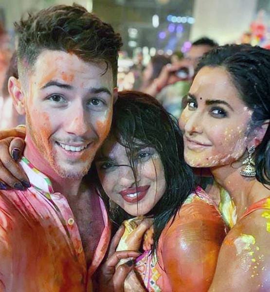 ईशा अंबानी की होली पार्टी, पति निक संग दिखीं प्रियंका की रोमांटिक केमिस्ट्री