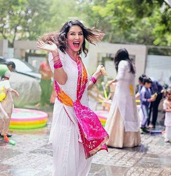 सनी लियोनी पर चढ़ी रंगों की मस्ती, पति-बच्चों संग सेलिब्रेट की होली