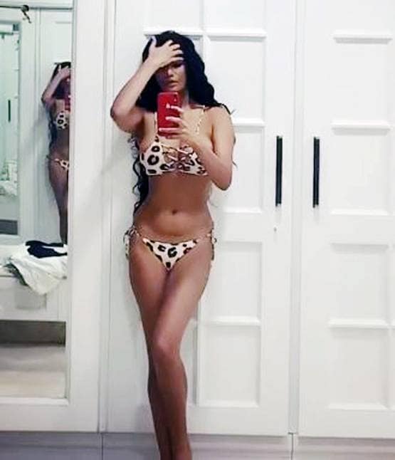 जब वर्ल्ड कप के लिए पूनम पांडे ने उतारे थे कपड़े, बोल्ड फोटोज हुईं वायरल