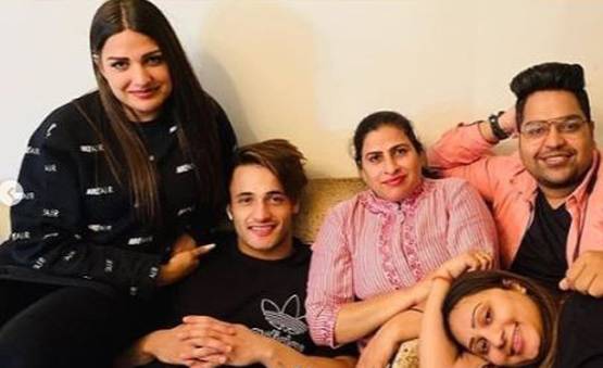 गर्लफ्रेंड हिमांशी की मां संग आसिम ने बिताया समय, यूं दिखी बॉन्डिंग