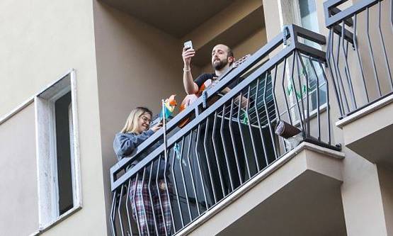 घरों में बंद इटली के लोग, हौसला बढ़ाने को बालकनी में गा रहे गाना