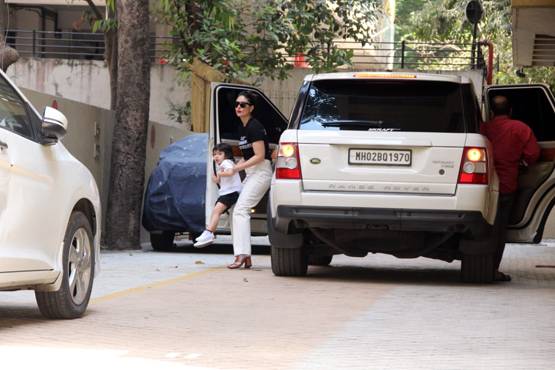 करीना-सैफ के साथ कैजुएल लुक में तैमूर, फोटोग्राफर्स देख यूं किया रिएक्ट