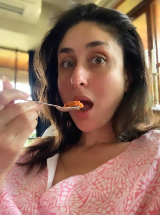 डाइट को भूल घर में गाजर का हलवा खा रहीं करीना, वायरल तस्वीर