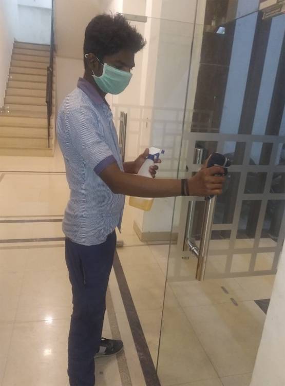 कोरोना पॉजिटिव कनिका का अपार्टमेंट हुआ सैनिटाइज, दहशत में पड़ोसी