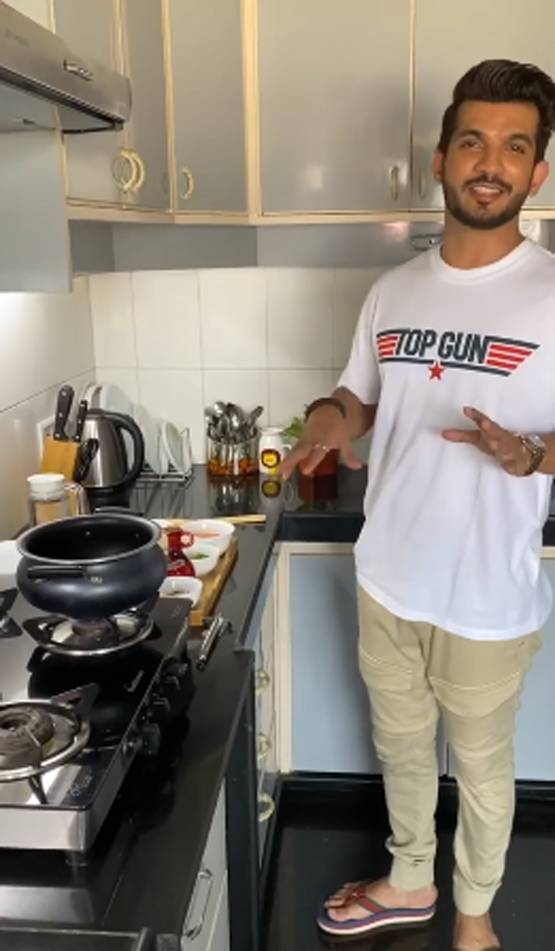 सिद्धार्थ ने बनाई रोटी तो करिश्मा ने मैगी, लॉकडाउन में किचन संभाल रहे सितारे