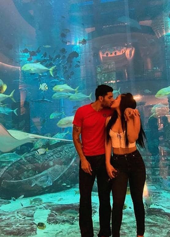 ब्लैक बिकिनी में बॉयफ्रेंड संग टाइगर की बहन ने किया योगा, देखें PHOTOS