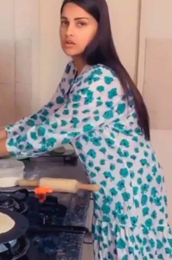 रोटियां बना रहीं हिमांशी खुराना का देसी अंदाज, नो मेकअप लुक में आईं नजर