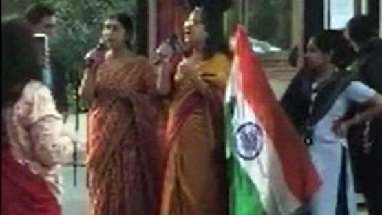 शंख बजने पर लोग बालकनी से पढ़ रहे गायत्री मंत्र, ताकि कोरोना से बच सकें