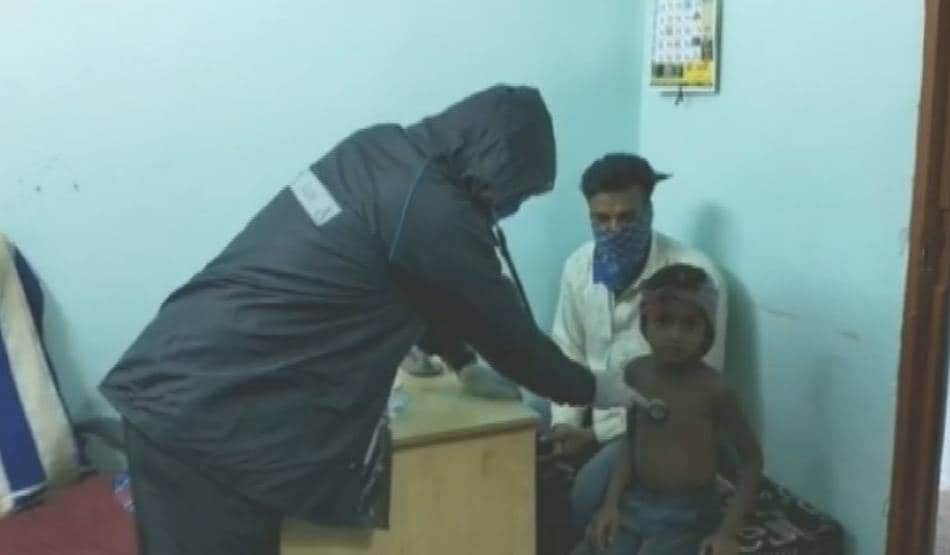 कोरोनाः यहां डॉक्टर रेनकोट पहन कर रहे इलाज, चादरें फाड़ बना रहे मास्क