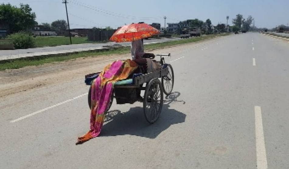 लॉकडाउन की बेबसी, पत्नी को ठेले पर लेटाकर अस्पताल ले गया पति