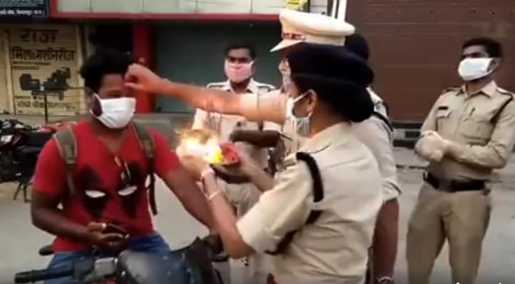 लॉकडाउन में निकले बाहर तो पुलिस ने उतारी लोगों की आरती, बरसाए फूल