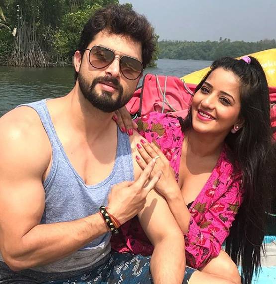 पति संग पूल में मोनालिसा का रोमांटिक अंदाज, तस्वीरें वायरल