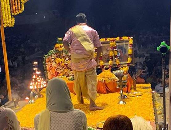 बनारस में सिर पर दुपट्टा ओढ़े गंगा आरती में शामिल हुईं सारा, PHOTOS