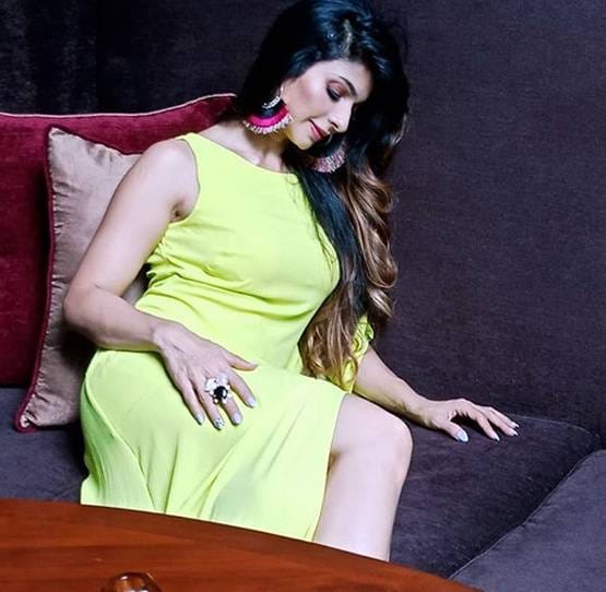 पूल किनारे एंजॉय करती दिखीं अजय देवगन की साली तनीषा, बोल्ड अंदाज छाया