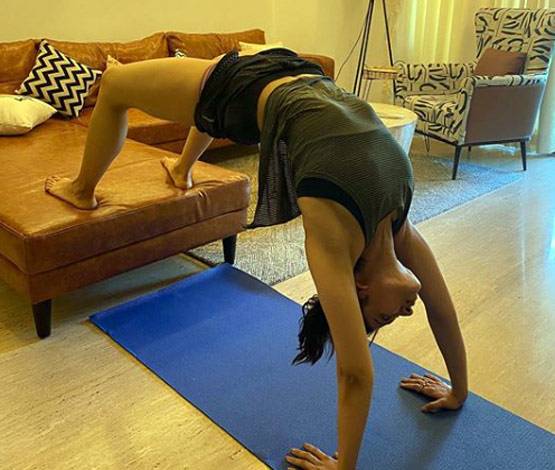 कोरोना नहीं बना रोड़ा, कोई छत पर तो कोई सोफे की मदद से कर रहा वर्कआउट