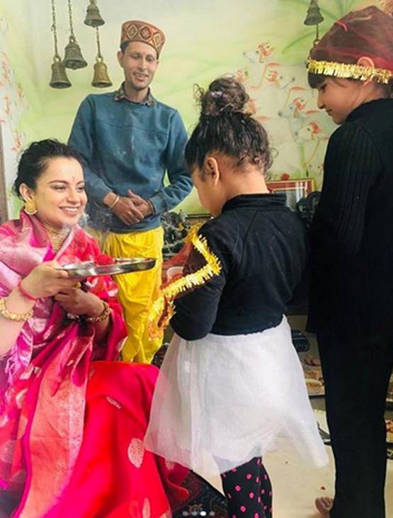 कंगना के जन्मदिन पर हुई खास पूजा, सिल्क साड़ी-हैवी जूलरी में दिखीं एक्ट्रेस