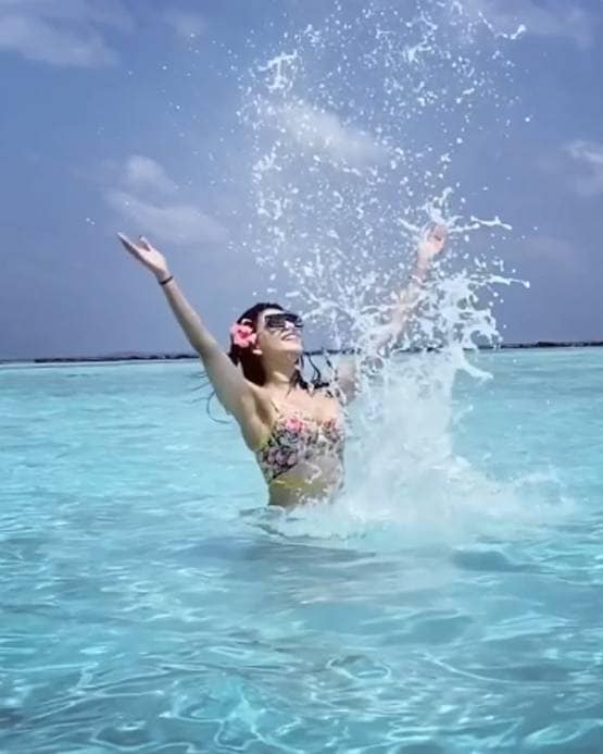 क्वारनटीन में उर्वशी को आई बीते दिनों की याद, जब समंदर में की थी मस्ती