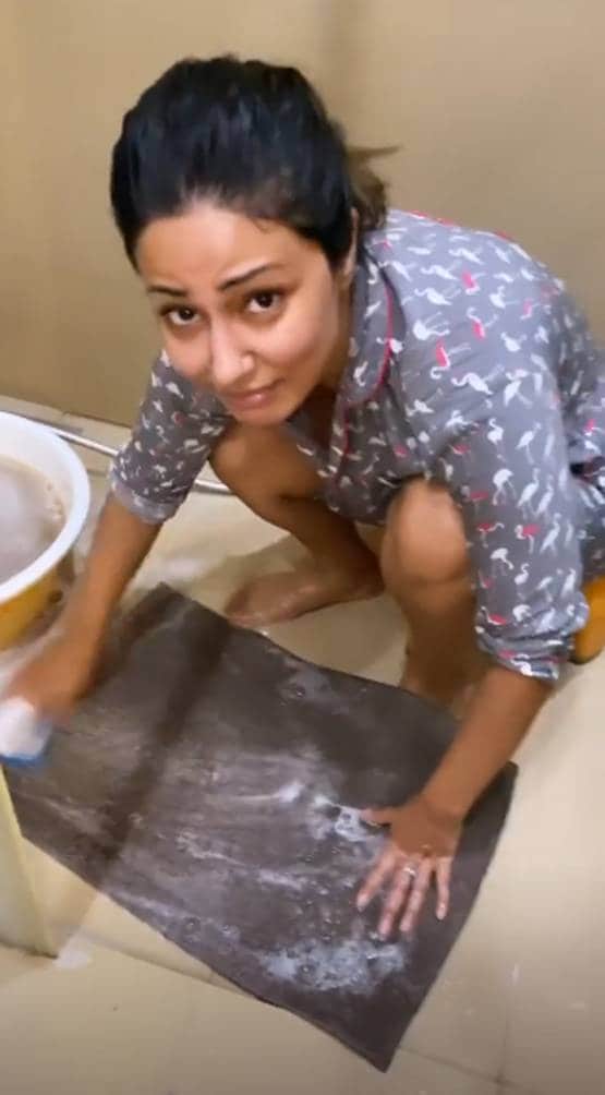 घर के गंदे पायदान धोने में लगीं हिना खान, एक्ट्रेस का हुआ बुरा हाल
