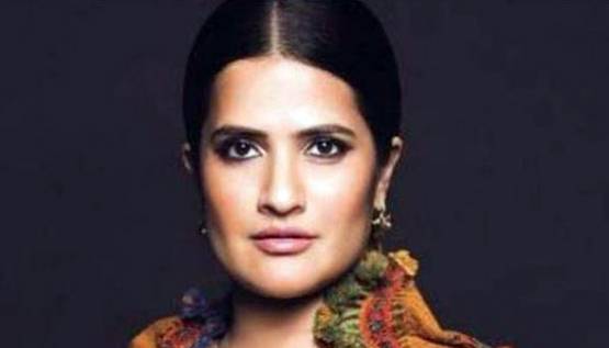 कनिका को लेकर दो गुटों में बंटा बॉलीवुड, कोई सपोर्ट में तो कोई कर रहा विरोध