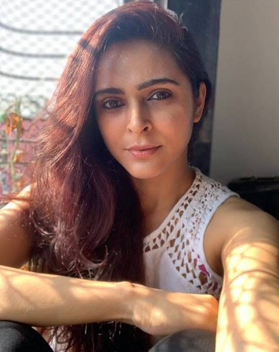 लॉकडाउन के बीच घर पर बोर हुईं मधुरिमा, लोग बोले- विशाल से बात कर लो