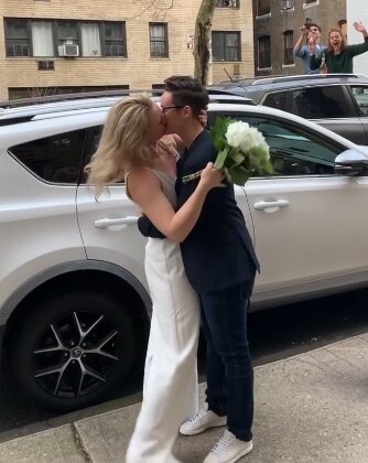 कोरोना: रोड पर खड़े होकर जोड़े ने की शादी, चौथी मंजिल से निभाई गईं रस्में