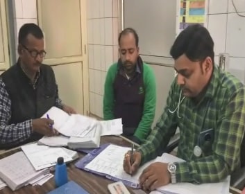 प्रेमी के दरवाजे पर स‍िर पटककर प्रेम‍िका दे रही थी धमकी, फ‍िर...