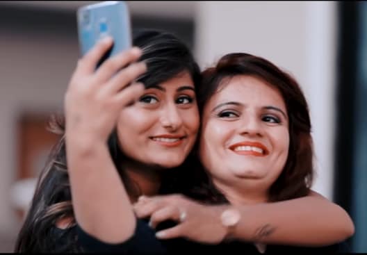 टिकटॉक वीडियो बनाने पर सस्पेंड हुई थी ये कांस्टेबल, बन गई स्टार