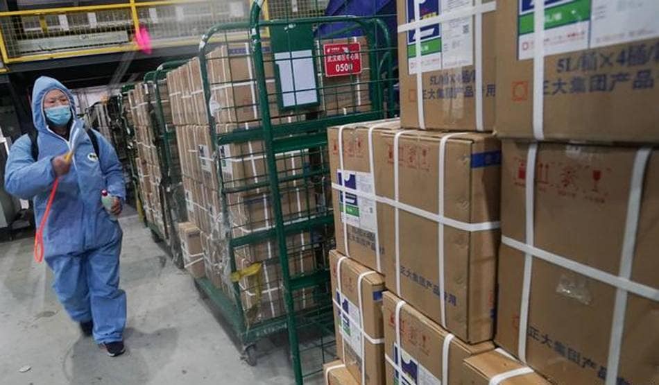 कोरोना: PAK में 2 करोड़ मास्क की तस्करी में फंसे अफसर, होगी जांच