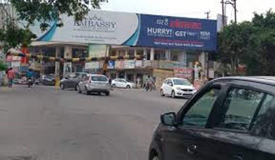 सड़क के किनारे कर रहा था पेशाब, पीछे से चोर BMW कार लेकर भागा