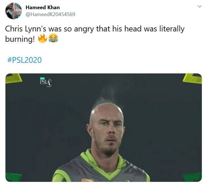 क्रिकेट के मैदान पर खिलाड़ी के सिर से निकला धुआं, उड़ा मजाक