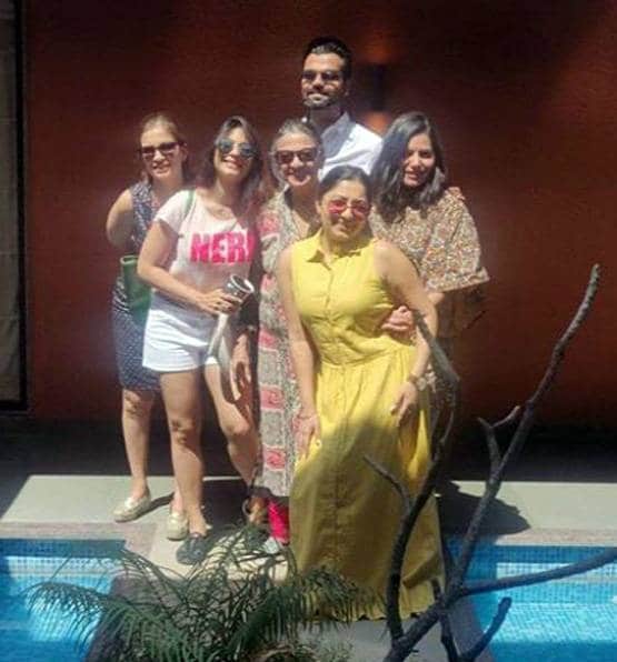 76 साल की तनुजा ने पहना स्विम सूट, बेटी के बर्थडे पर मनाया जश्न