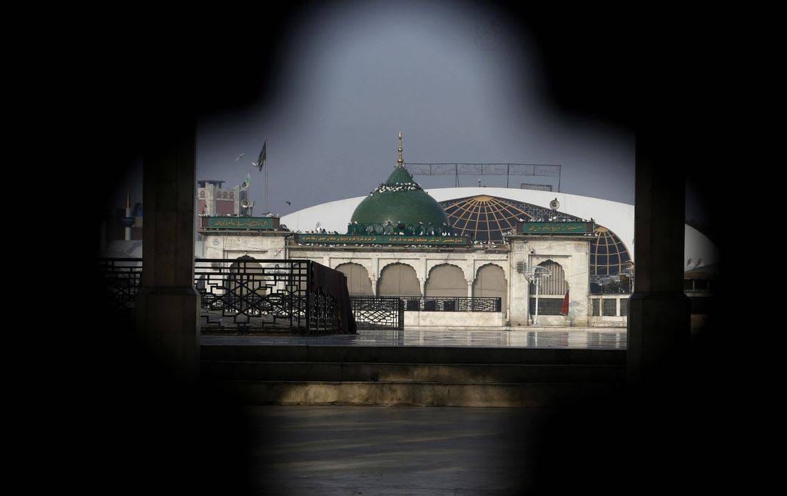 कोरोना के डर से पाकिस्तान में पसरा सन्नाटा, तस्वीरों में देखें कैसे हैं हालात