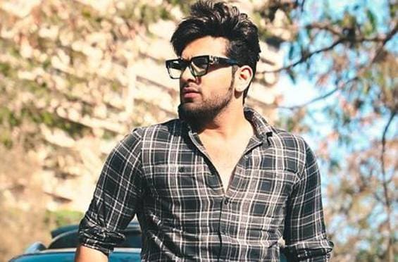 डिजाइनर ने लगाया कपड़े खराब करने का आरोप, पारस ने दी सफाई