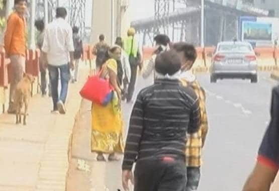 लॉकडाउन से छिन गया रोजगार, रिक्शे से 1000KM दूर घर लौट रहे मजदूर