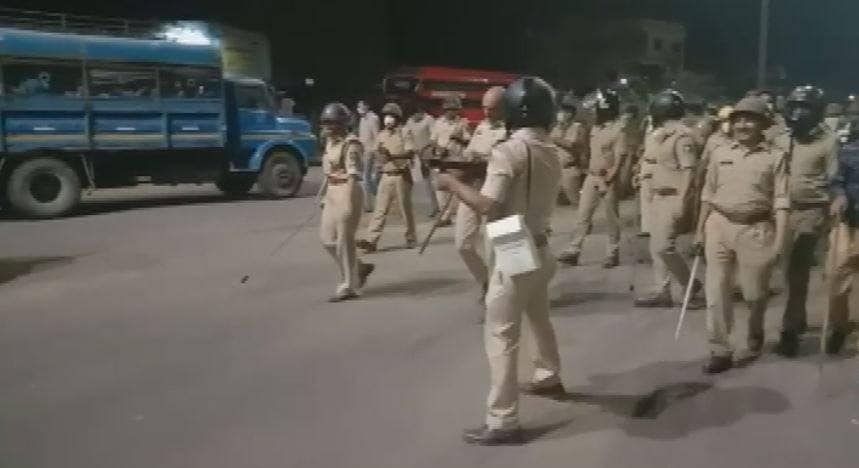 गुजरात में खाना मांग रहे मजदूरों का पुलिस से संघर्ष, कई गिरफ्तार