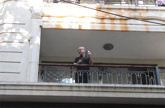 अनुपम से सलीम खान तक, कोरोना कमांडोज के सम्मान में निकले सितारे, बजाई ताली