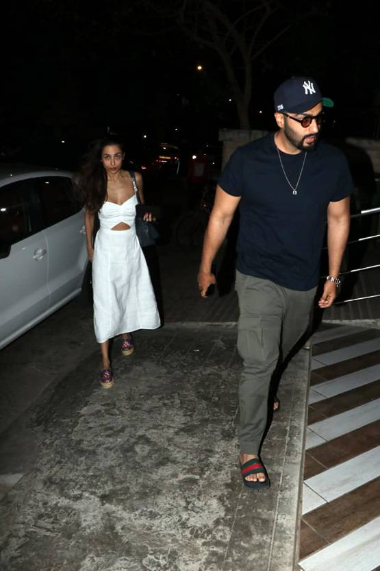 डिनर करने पहुंचे लव बर्ड्स मलाइका अरोड़ा-अर्जुन कपूर, देखें तस्वीरें