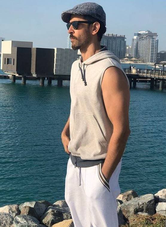 टॉवेल बांधकर घूमते दिखे ऋतिक रोशन, क्या हुआ रणवीर सिंह का असर?