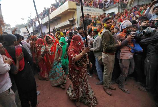 खास है बरसाने की लट्ठमार होली, यहां पुरुषों को पीटती हैं महिलाएं