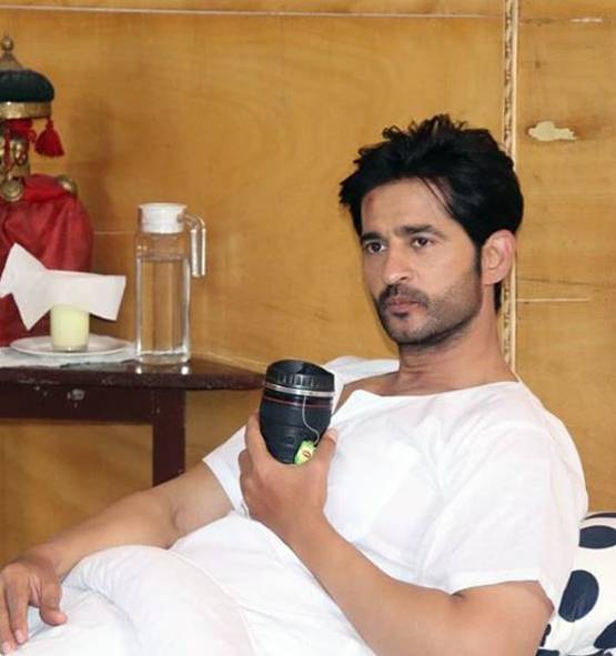 बर्थडे पर हितेन तेजवानी ने पत्नी संग किया लिपलॉक, रोमांटिक फोटो वायरल