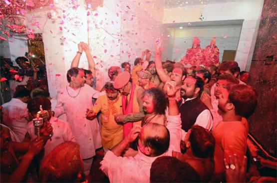 रंगभरी एकादशी से काशी में शुरू हुई होली, भक्तों ने बाबा विश्वनाथ को लगाया गुलाल