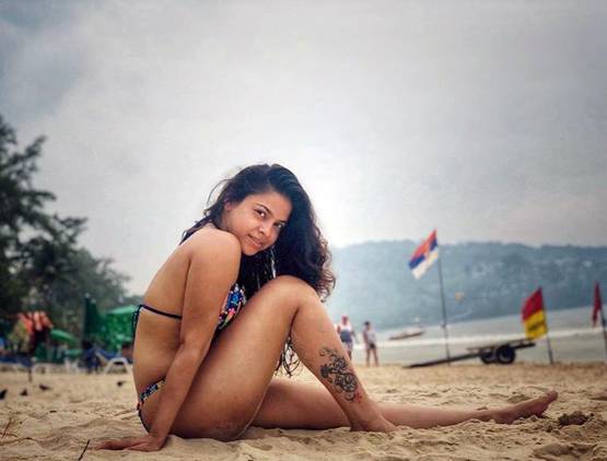 सुमोना चक्रवर्ती ने बिकिनी में शेयर की बोल्ड तस्वीर, इंस्टा पर हुई वायरल