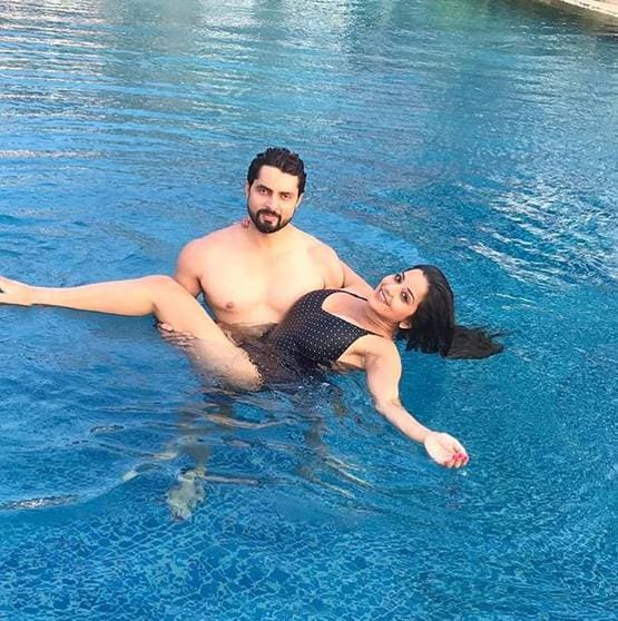 ब्लैक मोनोकनी में जब स्विमिंग पूल में उतरीं मोनालिसा, देखें वीडियो