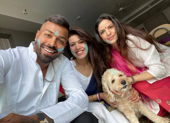 सगाई के बाद हार्दिक संग नताशा की पहली होली, ससुराल में सेलिब्रेशन