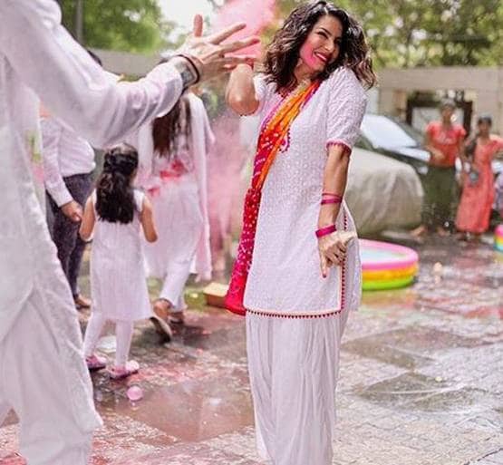 सनी लियोनी पर चढ़ी रंगों की मस्ती, पति-बच्चों संग सेलिब्रेट की होली