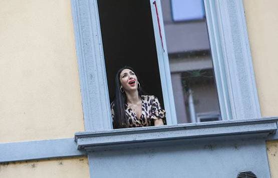 घरों में बंद इटली के लोग, हौसला बढ़ाने को बालकनी में गा रहे गाना