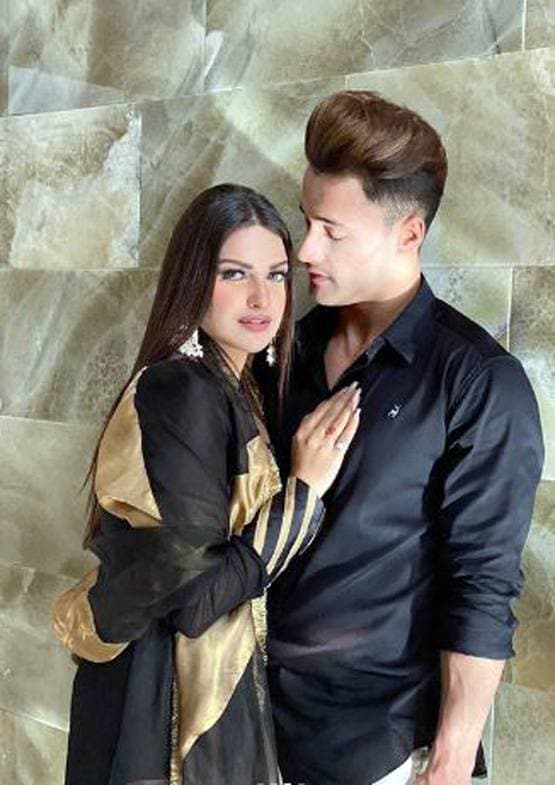 आसिम रियाज और हिमांशी खुराना हुए रोमांटिक, शेयर की प्यारी तस्वीर