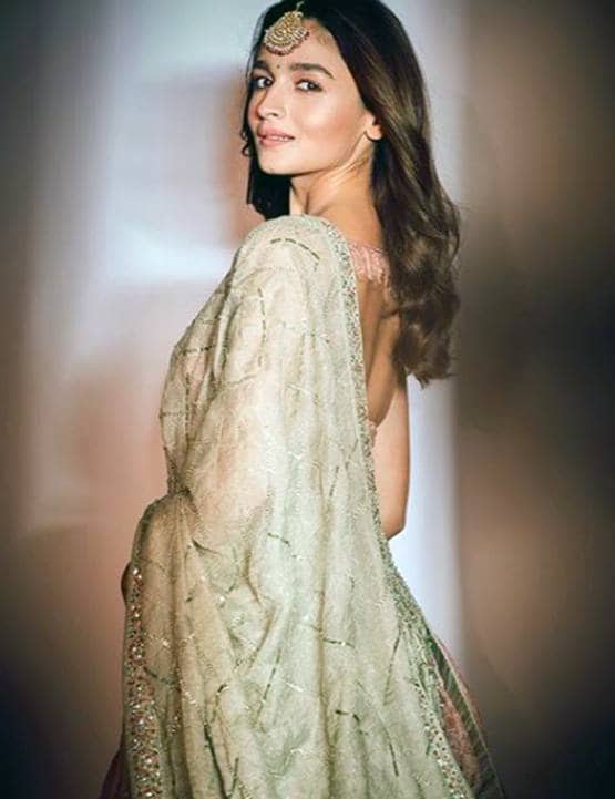 बर्थडे पर मिला सरप्राइज तो खुशी से झूमीं आलिया, देखें वायरल वीडियो