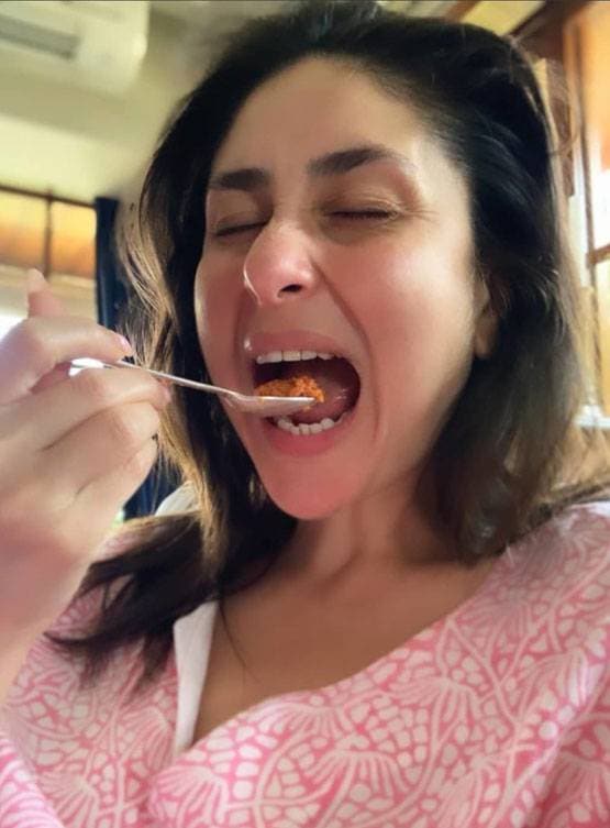 डाइट को भूल घर में गाजर का हलवा खा रहीं करीना, वायरल तस्वीर