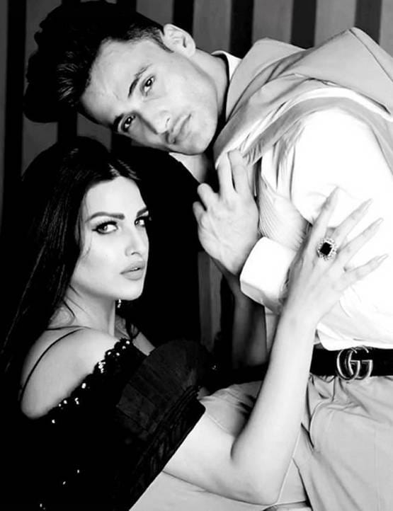 कोरोना के बीच आसिम-हिमांशी ने किया सॉन्ग प्रमोट, मास्क पहने आए नजर